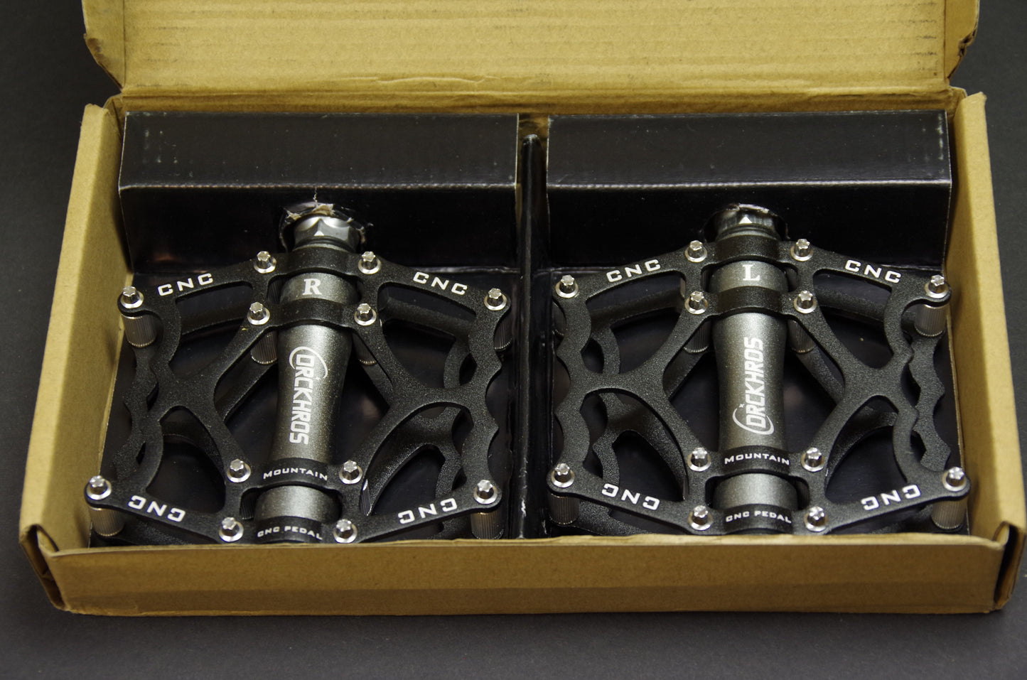 Bicycle pedals, aluminum alloy pedals non-slip bearing.